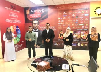TENGKU ADENA (dua dari kanan) bersama jawatankuasa MEEDC di Shah Alam baru-baru ini.