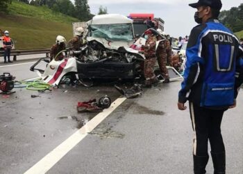 KEADAAN ambulans yang dinaiki empat kakitangan Kementerian Kesihatan yang kemalangan sehingga mengorbankan pemandunya di Kilometer 9.7, Lebuhraya Utara Selatan di Johor.
