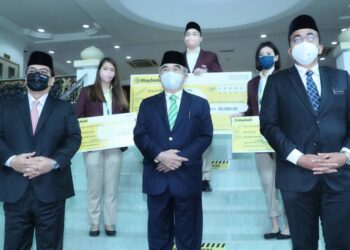 MOHD. ALI Mohd. Rustam (tengah) bersama Sulaiman Md. Ali (kiri) diiringi Mohd. Rafiq Naizamohideen (kanan) bergambar bersama atlet anak Melaka, Aaron Chia Teng Fong, Goh Liu Ying dan Lee Meng Yean di Pejabat Yang Dipertua Negeri, Seri Negeri, Ayer Keroh, Melaka. - UTUSAN/RASUL AZLI SAMAD