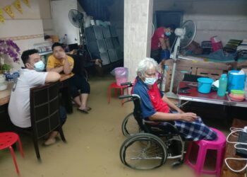 PENDUDUK di perumahan kluster, Lengkok Kampung Masjid, Teluk Kumbar, Pulau Pinang yang terjejas dengan keadaan banjir kilat yang melanda kawasan itu hari ini.
