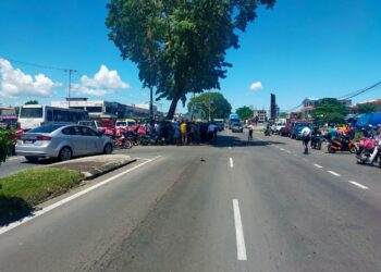 LOKASI kemalangan maut yang membabitkan penghantar makanan di Batu 3, Tawau. - IHSAN PDRM