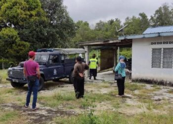 MAYAT seorang lelaki ditemukan meninggal dunia di dalam sebuah rumah di Kampung Baru Chembong Halt, Rembau pagi tadi dihantar ke Hospital Rembau bagi proses bedah siasat.