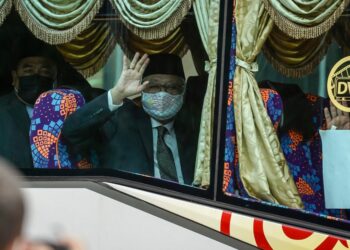 ISMAIL Sabri Yaakob  melambai ke arah pengamal media ketika keluar selepas sesi menghadap Yang di-Pertuan Agong. - UTUSAN/FARIZ RUSADIO