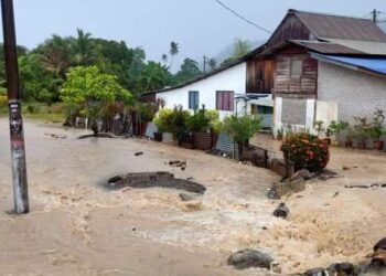 HUJAN lebat lebih tiga jam semalam menyebabkan beberapa kawasan di Teluk Kumbar, Balik Pulau, Teluk Bahang dan Jawi di Nibong Tebal, Pulau Pinang dilanda banjir kilat.