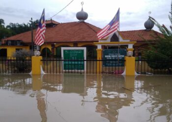 KEADAAN banjir yang berlaku di Matang dekat Taiping. - UTUSAN/WAT KAMAL ABAS