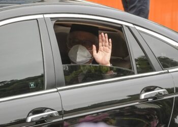 NAJIB Tun Razak melambai ke arah pengamal media ketika keluar selepas sesi menghadap Yang di-Pertuan Agong. - UTUSAN/FARIZ RUSADIO