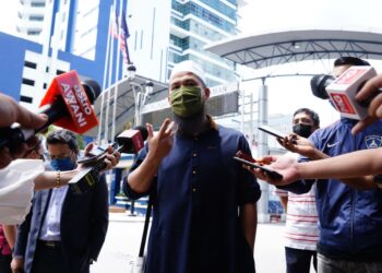 USTAZ Ebit Lew hadir memberi keterangan di Ibu Pejabat Polis Bukit Aman sambil ditemani peguam,  Hasnal Rezua Merican. - UTUSAN/AMIR KHALID