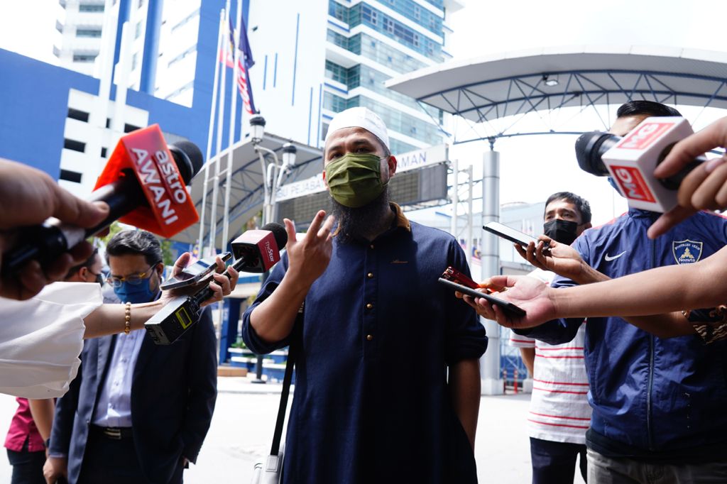 Ustaz Ebit Lew / Face Rm100k Fine Or Jail Ustaz Ebit Lew Says He S Not Allowed Into Semporna To Give Aid Anymore Trp / He's also an entrepreneur with restaurants, a boutique, and convenience stores.