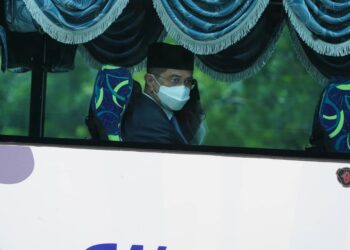 MOHAMED Azmin Ali menaiki bas ke Istana Negara. - UTUSAN/FARIZ RUSADIO