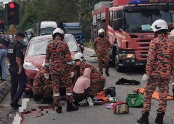 ANGGOTA bomba mengeluarkan mangsa yang terperosok di bawah kereta dalam kejadian
di simpang lampu isyarat, Jalan Seremban-Paroi berhampiran Stadium Tuanku Abdul Rahman, Paroi, Seremban. - GAMBAR/IHSAN BOMBA