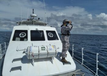 OPERASI CARILAMAT mangsa hilang yang dijalankan anggota Maritim Malaysia Negeri Sabah di perairan Pulau Dinawan, Kinarut, Papar. - IHSAN Maritim