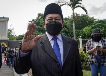 AHMAD Maslan bertemu dengan media selepas selesai sesi menghadap Yang di-Pertuan Agong di Istana Negara. - UTUSAN/FARIZ RUSADIO