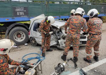 ANGGOTA bomba mengeluarkan mangsa yang tersepit dalam kereta yang terlibat kemalangan di Jalan Besar, Kampung Tersusun Salak Baru di Sungai Siput hari ini. - UTUSAN/IHSAN JBPM