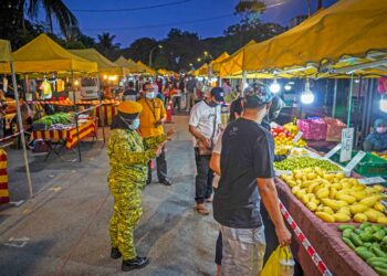 KERAJAAN bersetuju membenarkan kembali operasi pasar malam di negeri-negeri Fasa Satu Pelan Pemulihan Negara. - UTUSAN/SHIDDIEQIIN ZON