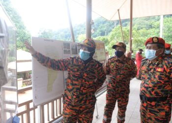ABDUL Wahab Mat Yasin (kanan) mendengar taklimat mengenai operasi mencari dan menyelamat mangsa kejadian kepala air oleh Pengarah JBPM Kedah, Sayani Saidon di Hutan Lipur Titi Hayun, Yan. - UTUSAN/MOHD. RAFIE AZIMI