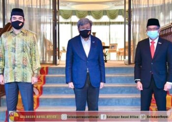 MOHD. Roslan (kanan) bergambar bersama Sultan Sharafuddin (tengah) dan Tengku Amir Shah di Istana Bukit Kayangan di Shah Alam, Selangor.