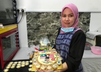 TART keju ‘Merdeka’ dihasilkan Marlia Ismail di kedainya di Taman Wira Perdana, Gua Musang. – MINGGUAN/AIMUNI TUAN LAH
