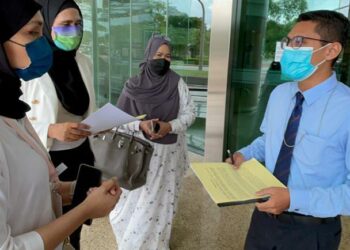 MONA Din (tengah) menyaksikan penyerahan memorandum tuntutan kepada wakil Pejabat Peguam Negara.