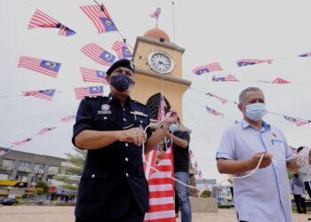 AIDI Sham Mohamed (kiri) dan Yang Dipertua Majlis Perbandaran Port Dickson (MPPD) Zamri Mohd. Esa ketika menghadiri Program Penyerahan dan Pemasangan Jalur Gemilang di Port Dickson hari ini.-UTUSAN/MOHD. SHAHJEHAN MAAMIN.
