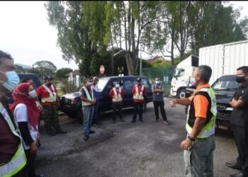 NOR KHALID Salimin (dua dari kanan) memberi taklimat kepada anggota ResQ Team UPSI  sebelum ke Yan, Kedah hari ini. - UTUSAN/IHSAN UPSI