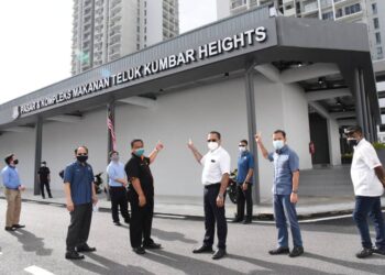JAGDEEP Singh Deo (tiga dari kanan) meninjau Kompleks dan Pasar Teluk Kumbar Height, Teluk Kumbar, Pulau Pinang.