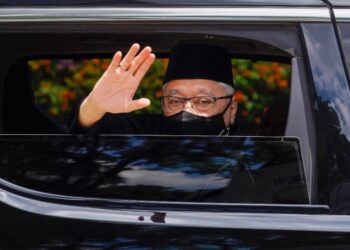 Ismail Sabri Yaakob keluar dari kediamannya untuk menuju ke Istana Negara bagi mengangkat sumpah sebagai Perdana Menteri ke-9, di Petaling Jaya, di sini hari ini. Gambar: SHIDDIEQIIN ZON