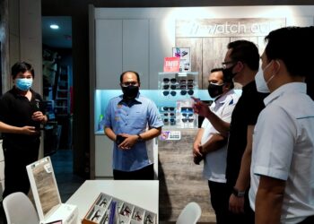 HASNOL Zam Zam Ahmad (dua dari kiri) ketika meninjau pematuhan SOP di sebuah premis perniagaan di Design Village, Batu Kawan, Pulau Pinang hari ini.