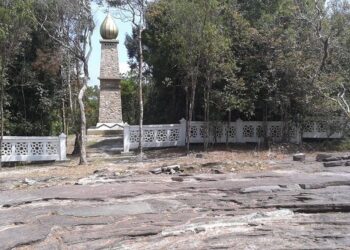 KAWASAN lapang batuan yang dipercayai pernah menjadi tapak Masjid Tok Sheikh dengan menara untuk azan ketika masuk waktu solat fardu. – GAMBAR media sosial