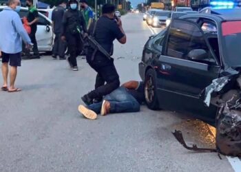 SUSPEK ditahan polis selepas terlibat kemalangan di Jalan Bakri, Muar di Johor.