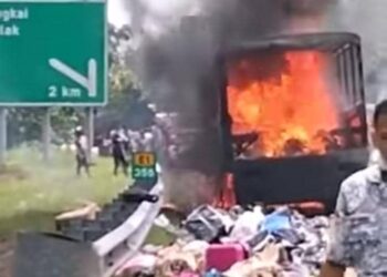 KEBAKARAN melibatkan sebuah lori lima tan milik TLDM di Kilometer 356, Lebuh Raya Utara-Selatan arah utara dekat Trolak. - UTUSAN/FOTO MEDIA SOSIAL