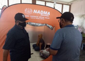 MOHD. Zolkafly Harun (kanan) melawat PPS di SK Alor Pongsu dekat Bagan Serai hari ini. - UTUSAN/WAT KAMAL ABAS