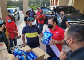 RAZLAN RAFFIE (dua kanan) menyelaras bantuan untuk mangsa banjir di Kedah