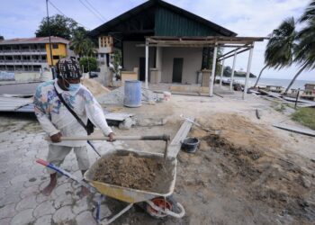 KERJA menaik taraf kemudahan di Pantai Telok Kemang giat dilaksanakan MPPD dan dijangka siap pada Oktober ini. - UTUSAN/MOHD. SHAHJEHAN MAAMIN