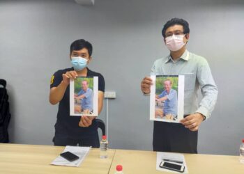 CHONG Boon Poh (kiri) bersama Andrew Chen menunjukkan gambar Lau Yuen Cheng yang kini tidak dapat dikesan setelah hilang sejak Khamis lalu di Johor Bahru, Johor.