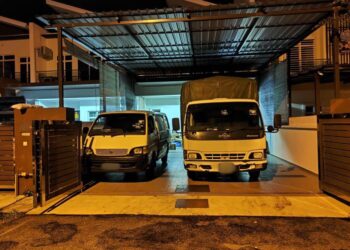 LORI dan van yang ditahan Batalion 6 PGA kerana menyimpan rokok tanpa cukai bernilai hampir RM1 juta di sebuah premis di Taman Berlian, Batu Pahat di Johor.