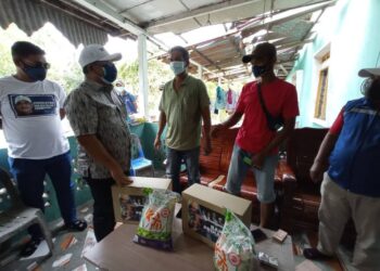 ABDUL Halim Ghani (tengah) bersama Mohd. Norizan Jusoh (dua kanan) ketika menerima kunjungan Rasman Ithnain (dua kiri) untuk menyerahkan sumbangan wang tunai dan barangan keperluan harian kepada kedua-dua nelayan itu di Tanjung Sedili, Kota Tinggi di Johor.