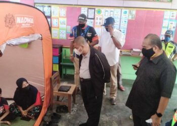 SAARANI Mohamad (tengah) melawat penduduk yang ditempatkan di PPS Sekolah Kebangsaan (SK) Alor Pongsu dekat Bagan Serai. - UTUSAN/WAT KAMAL ABAS