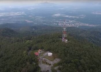 LIPUTAN stesen menara pemancar penyiaran digital di puncak Gunung Jerai turut menjangkau wilayah selatan Thailand. – MEDIA SOSIAL
