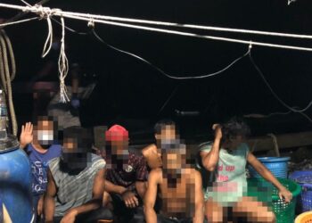 SEBAHAGIAN daripada nelayan yang ditahan selepas didapati menangkap ikan di kawasan larangan di Pulau Chorong, Langkawi.