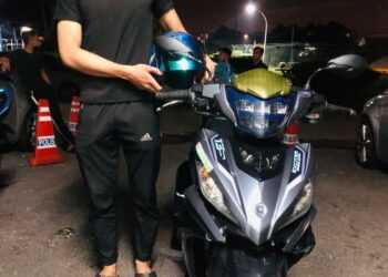 SALAH seorang penunggang motosikal yang ditahan kerana menaiki kenderaan itu secara bahaya dan berlumba di Lebuhraya Linkedua, Iskandar Puteri di Johor.