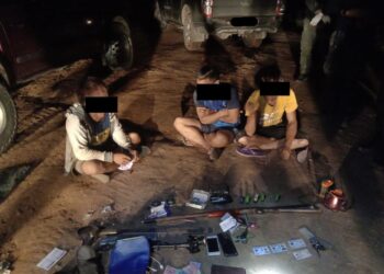 TIGA pemburu haram ditahan bersama senapang buatan sendiri dan syabu di Hutan Simpan Sapulut, Keningau, Sabah. - IHSAN PGA