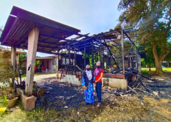 NOR Aliya Maisarah Abdul Talib bersama ibunya, Napisah Mat Zin di rumah sewa mereka yang terbakar di Kampung Jias, Pasir Mas, Kelantan hari ini. - UTUSAN/YATIMIN ABDULLAH