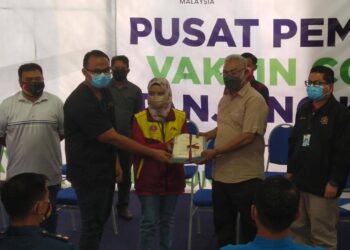 NOH Omar menyampaikan sijil penghargaan kepada sukarelawan yang bertugas di PPV Tanjong Karang di IPP Sungai Kajang, Kuala Selangor dalam majlis penutup ppv berkenaan.