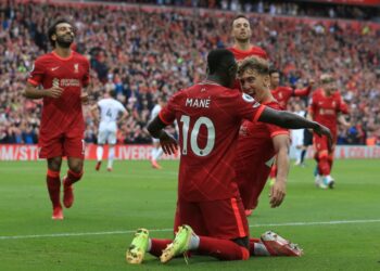 RAKAN sepasukan meraikan jaringan kedua Liverpool menerusi penyerang mereka, Sadio Mane ketika berdepan Burnley dalam aksi Liga Perdana Inggeris di Anfield, semalam.- AFP