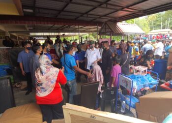 ISMAIL Sabri Yaacob bertemu dengan penduduk yang terkesan dengan tragedi kepala air di Taman Lembah Merbok di Tupah, Merbok, Sungai Petani  hari ini.