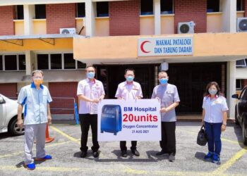 TAN TEIK CHENG (dua dari kanan) bersama Kang Chun Keong (tengah) semasa menyerahkan sumbangan mesin tabung oksigen itu kepada pengurusan Hospital Bukit Mertajam, Pulau Pinang baru-baru ini.