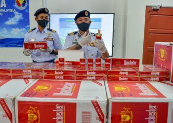 MUHAMMAD Suffi Mohd. Ramli (kanan) menunjukkan rokok putih yang dirampas di kawasan pantai berhampiran Pulau Bidong di Kuala Nerus dalam sidang akhbar di pejabat Agensi Penguatkuasaan Maritim Malaysia (Maritim Malaysia) di Kuala Terengganu, hari ini. - -UTUSAN/PUQTRA HAIRRY ROSLI