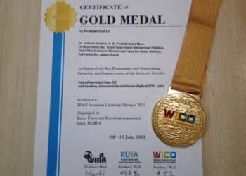 SIJIL dan pingat emas kemenangan UTeM menerusi produk inovasinya, VTOL-UAV pada WICO 2021 yang berlangsung di Seoul, Korea Selatan. - UTUSAN/MUHAMMAD SHAHIZAM TAZALI