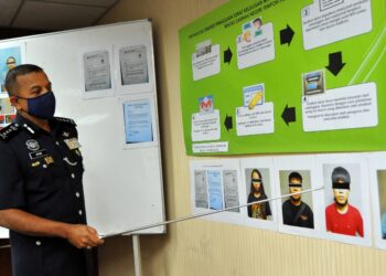 AYOB Khan Mydin Pitchay menunjukkan suspek yang terlibat dalam sindiket penipuan dan pemalsuan dokumen MITI dan surat majikan pada sidang akhbar di IPK, Johor Bahru di Johor. - UTUSAN/ RAJA JAAFAR ALI