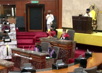 SULTAN Sharafuddin Idris Shah mengaminkan bacaan doa dalam Perasmian Persidangan Penggal Keempat Dewan Negeri Selangor Ke-14 hari ini.